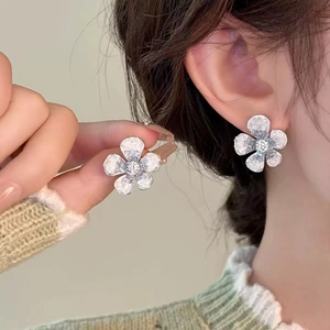 Elegante silberne Blumenohrstecker mit blauen Kristallpetalen und Strass in der Mitte