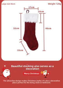 Detail eines roten Strick-Weihnachtsstrumpfes mit weißem Plüschrand und Maßen