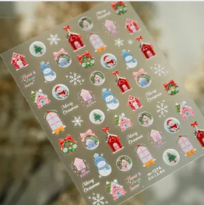 Détail d'autocollants 5D pour ongles de Noël avec bonhomme de neige et maison de pain d'épices