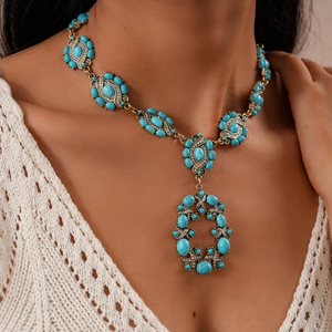 Vue détaillée du collier bohème avec pendentif en résine turquoise porté par un mannequin
