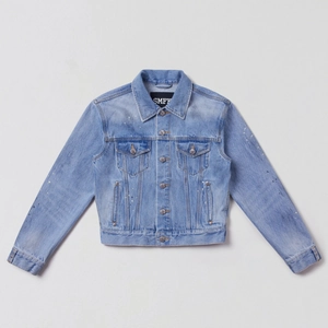 Dettaglio della giacca in denim azzurro con schizzi d'arte di vernice bianca e nera