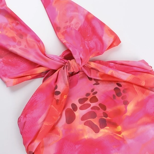 Gros plan détaillé du haut imprimé rose et orange avec design croisé à lacets