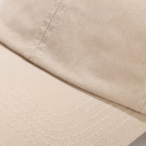 Dettaglio ravvicinato del cotone twill kaki e cuciture di un berretto da baseball