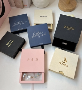 Vista detallada de cajas de regalo para joyería de alta gama en varios colores y estilos