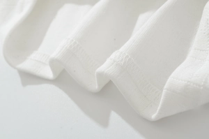 Gros plan sur la maille blanche et les détails de couture d'un débardeur sexy chic