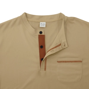 Detalle del cuello Henley caqui con tapeta de botones y bolsillo en el pecho del polo