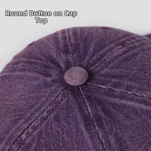 Vue détaillée d'une casquette vintage violette montrant le bouton supérieur et le tissu en sergé