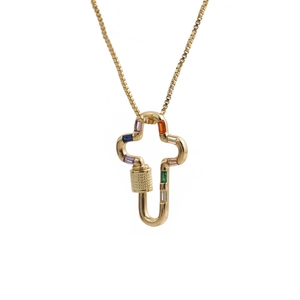 Collier chaîne dorée avec pendentif mousqueton en croix orné de gemmes arc-en-ciel