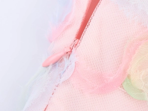 Détail du tissu en maille pastel et fermeture éclair invisible sur robe en tulle