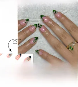 Dettaglio di unghie finte stiletto a onde glitterate camaleonte stile francese