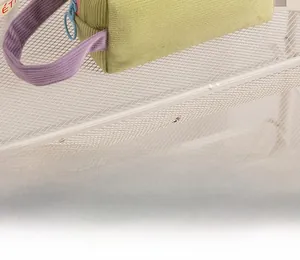 Dettaglio della borsa in velluto a coste verde con texture a costine e manico viola