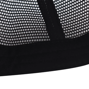 Makroaufnahme des atmungsaktiven schwarzen Nylon-Meshs und verstärkter Nähte am Trucker Cap