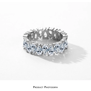 Détail macro d'une bague éternité en argent S925 sertie de zircons en forme de poire