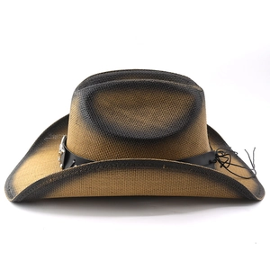 Détail d'un chapeau de cowboy en paille tressée marron avec ruban en cuir et boucle