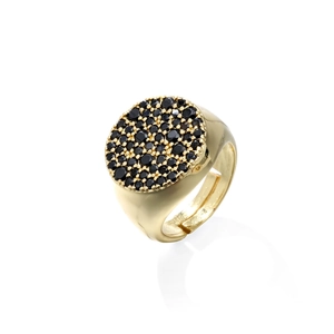 Nahaufnahme eines goldenen Siegelrings mit schwarzen Zirkoniasteinen und offener Schiene