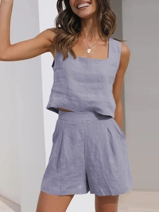 Détail du haut sans manches à col carré et short en lin à taille haute bleu gris