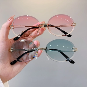 Détails de lunettes de soleil ovales sans monture avec verres à dégradé rose et bleu