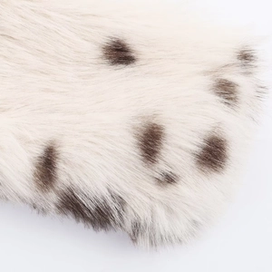 Détail macro de la texture en fausse fourrure avec un motif tacheté marron chic