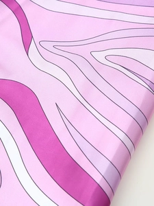 Makroaufnahme von glattem Acetat-Satin-Stoff mit rosa und violettem Wellenmuster