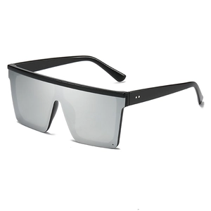 Lunettes de soleil oversize tendance avec verres miroir argentés et monture noire