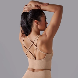 Vue détaillée du dos d'une brassière de sport côtelée chair avec bretelles croisées design