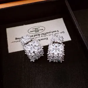 Elegante zilveren vierkante oorbellen met zirkonia steentjes in een doosje