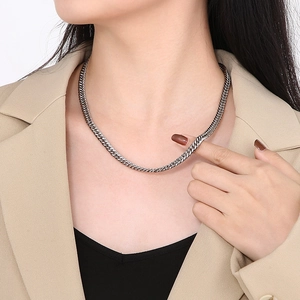 Collier gourmette minimaliste en acier titane à double tissage porté par un mannequin