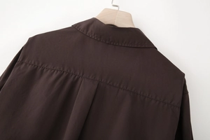 Detail of dark brown poplin shirt featuring inverted back pleat and premium stitching