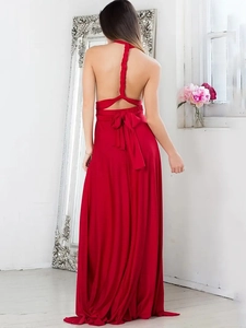 Elegante vestido maxi rojo con espalda descubierta, cuello halter y lazo en cintura