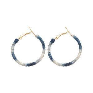 Orecchini geometrici rotondi con intreccio di fili di cotone blu e bianco minimalisti
