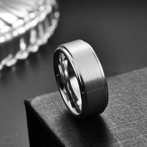Anillo de acero inoxidable mate cepillado con bordes pulidos en acabado gris plateado