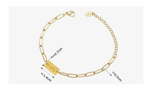 Dettaglio del ciondolo Lucky placcato oro 18K con catena asimmetrica e marchio K18