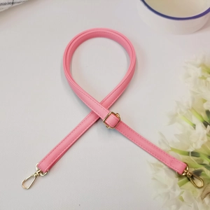 Bandoulière rose motif litchi avec boucle dorée réglable et mousquetons rotatifs