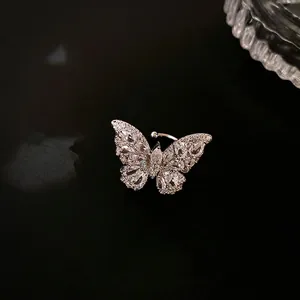 Elegante polsino orecchio a farfalla in argento con zirconi scintillanti su nero