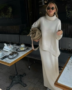 Détail de la maille d'un ensemble français deux pièces beige avec pull et jupe midi