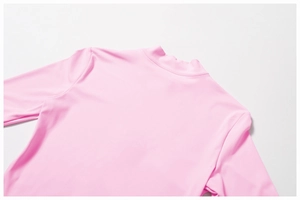 Detail der pinkfarbenen Yoga-Jacke mit Stehkragen und präziser Nahtführung am Rückenbereich