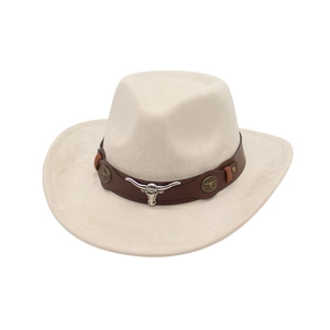 Sombrero vaquero crema clásico con banda de cuero y accesorio de cabeza de toro plateada