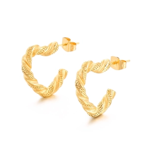 Boucles d'oreilles créoles C en acier titane doré avec texture torsadée pour femme