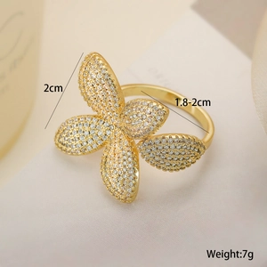 Detail showing 2cm pavé-set zircon flower ring with dimension and 7g weight markers