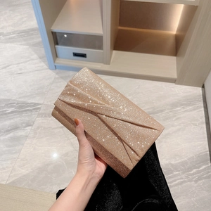 Pochette de soirée dorée scintillante avec texture plissée et bandoulière chaîne chic