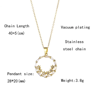 Détail du pendentif couronne en zircon 28x20mm sur chaîne en acier doré de 40+5cm