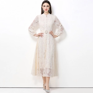 Robe longue élégante en dentelle ivoire avec col montant et ceinture à la taille