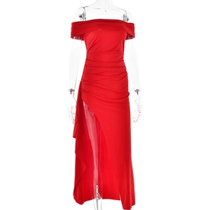 Détail de la robe longue rouge sans bretelles avec drapé élégant et fente haute