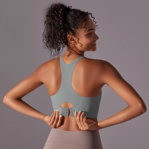 Vue détaillée du soutien-gorge de sport dos nageur avec fermeture réglable à trois crochets