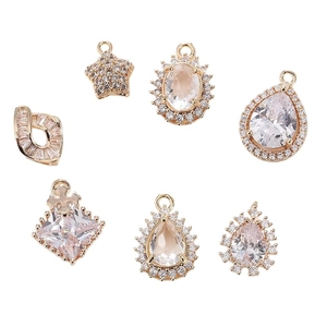 Ensemble de pendentifs dorés avec zircons blancs étincelants de formes géométriques variées