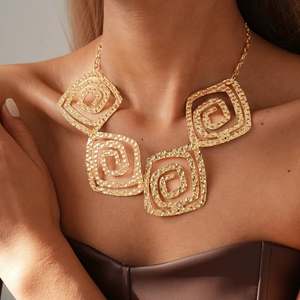 Detailansicht großer goldener quadratischer Halsketten-Anhänger mit Spiraltextur am Model