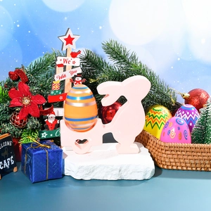 Détail du coquetier lapin rose avec œuf de Pâques rayé dans un décor festif