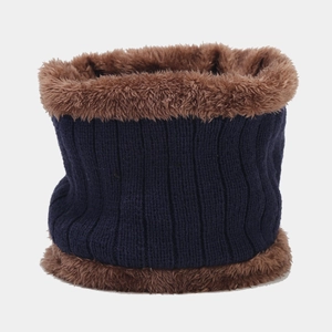 Gros plan d'un tour de cou en tricot bleu marine avec doublure en fausse fourrure