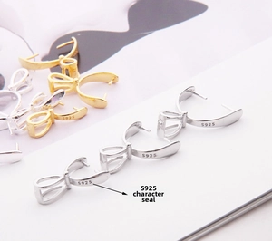 Vue macro de fermoirs bijoux en argent 925 en forme de nœud avec poinçons S925