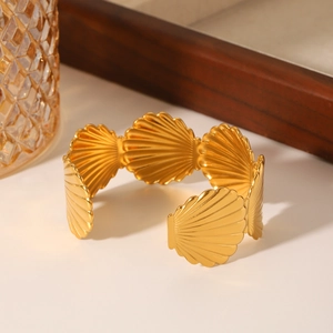 Bracelet jonc ouvert en acier inoxydable doré 18K avec motif coquillage de style marin